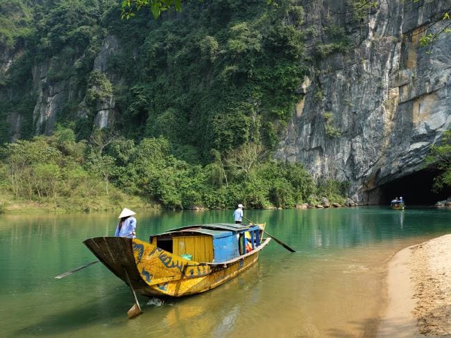 Sông gần thị trấn Phong Nha trong Vườn quốc gia Phong Nha Kẻ Bàng, Việt Nam